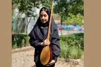 دوتارنوازی مادربزرگ  آتنا شریفی را به موسیقی علاقه‌مند کرد
