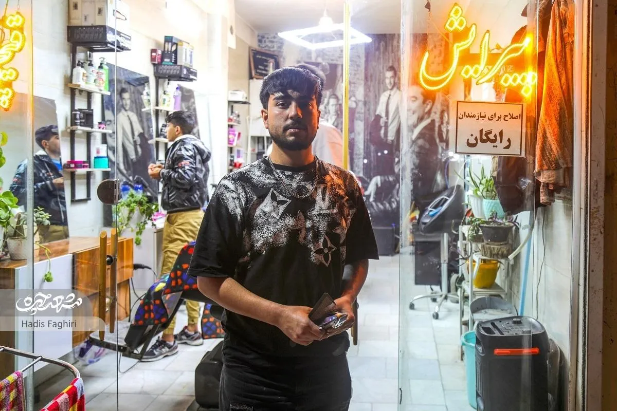 درِ آرایشگاه قیچی‌طلایی به روی نیازمندان باز است