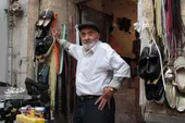 ۶۰ سال پینه&zwnj;زنی اوستا حبیب&zwnj;الله روی کفش عابران