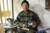 ابوالقاسم حاذقی سماور پناهندگان شوری را تعمیر می&zwnj;کرد