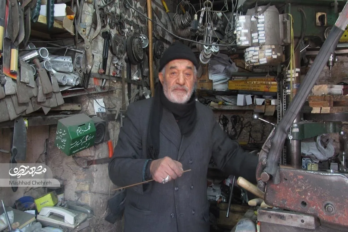 چاقوساز قدیمی محله عبادی به چلونگر معروف است