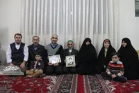 مادر شهیدان حسینی، عید غدیر سر مزار فرزندانش عیدی می‌دهد