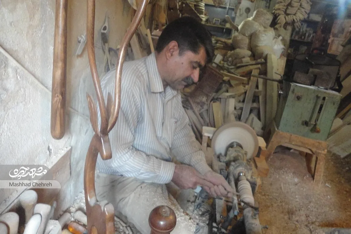 خراط محله آبکوه به چوب‌ها جانی دوباره می‌دهد