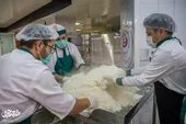   خوان متبرکِ هشتم در بزرگ&zwnj;ترین آشپزخانه ایران