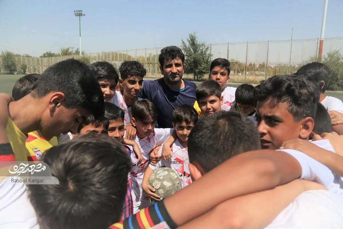 مربی فوتبال شهرک رجایی برای بچه‌هایش از جیب خرج می‌کند