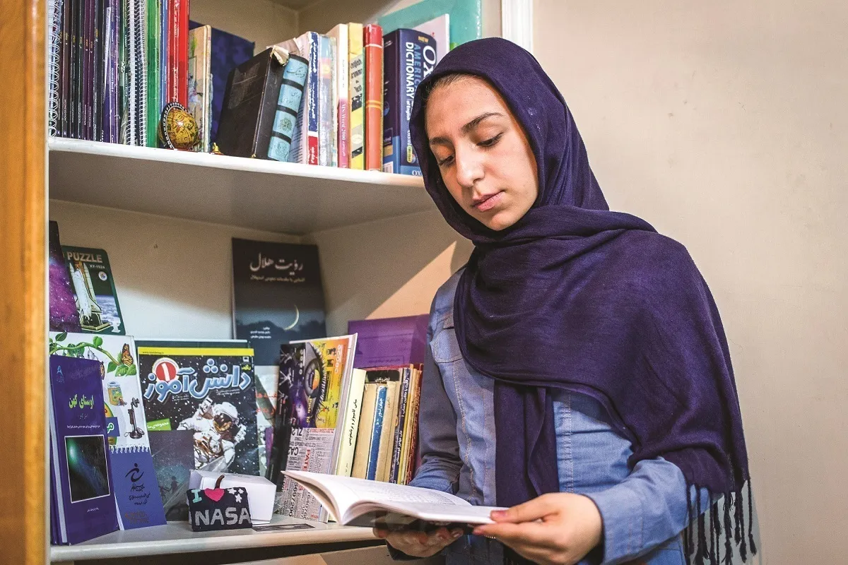 نادیا در نوجوانی جا پای مادرش گذاشت و نویسندگی را شروع کرد