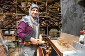 زندگی آتنا محمودی با هنر منبت و معرق گره خورده است