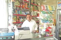 آقا عزت‌الله ۱۵ جوان سیگاری محله‌ کوثر را ترک داده است