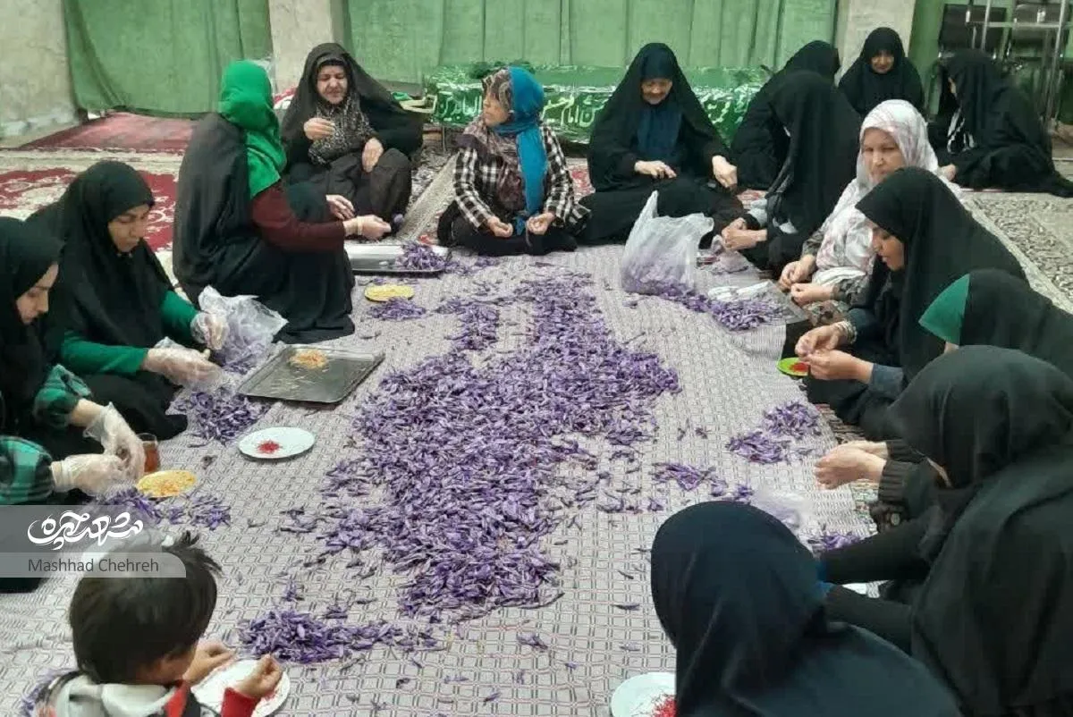 اهالی محله زارعین با پاک‌کردن زعفران به پویش ایران همدل پیوستند