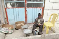 دو جعبه سیب‌زمینی و پیاز و یک ترازو؛ تمام دارایی حاج‌مراد است