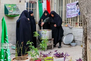 پذیرایی بانوان محله پایین‌خیابان از حاضران در میدان