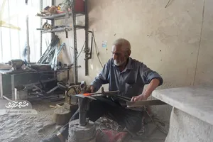 صفرزاده از بازمانده‌های آهنگری سنتی در مشهد است