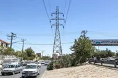 دکل راه ماشین&zwnj;ها را تنگ کرده است
