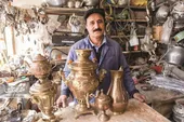 جوادچراغ&zwnj;ساز از آخرین تعمیرکاران سماور در محله چهنو است