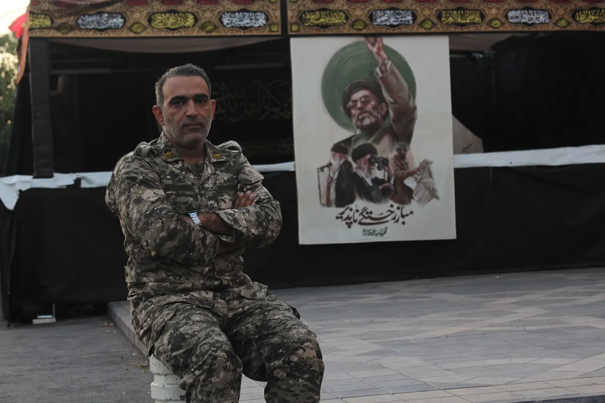 روح‌ا... قلی‌زاده که پدرش پیش از تولد او به شهادت رسیده بود، حالا در جنوب کشور از میهن دفاع می‌کند