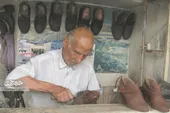 پینه&zwnj;دوز محله عبادی از بیست سال پوشیدن یک گیوه می&zwnj;گوید