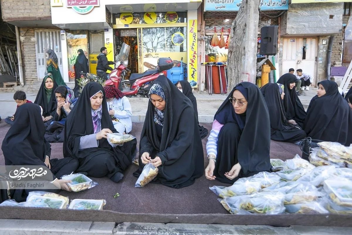 یک محله دور سفره افطاری