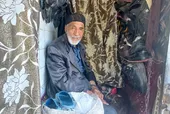 سقف بلند قناعت در دکان کفاش مشهدی