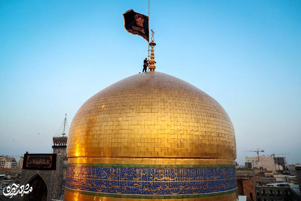 تعویض پرچم در حرم 