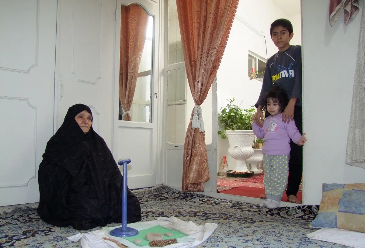 فاطمه کاردان قدیمی محله وکیل‌آباد و همبازی دختر حاج حسین ملک بوده است 