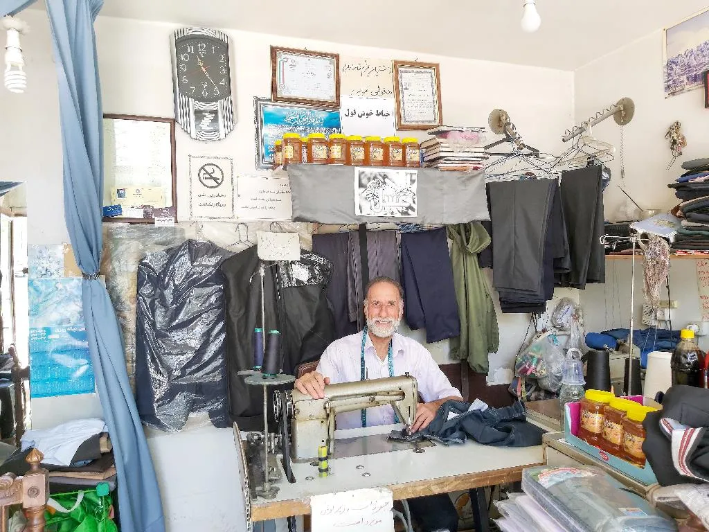 قابوس مجاور  خیاط