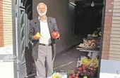 قدیمی&zwnj;ترین میوه&zwnj;فروش میدان&zwnj;شهدا نغندری است