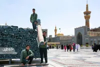 خادمان جوان هر روز صحن‌های حرم‌رضوی را فرش می‌کنند