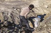 مراد، بیابان&zwnj;خوابی است که با آهن پاره&zwnj; شکمش را سیر می&zwnj;کند!