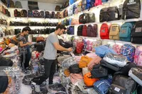 بازاری در ساحل شلوغ دریا