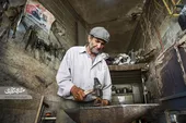 کاسب خیابان سرخس، یک عمر در کار کفش اسب&zwnj;ها بوده است