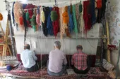 بارِ زندگی، پیرمرد&zwnj;ها را پای دار قالی نشانده