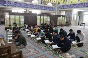 این هیئت مذهبی ویژه نوجوانان محله بهمن است