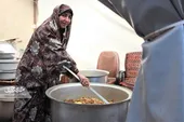 زهرا شادمان ۳ سال است برای نیازمندان غذا می&zwnj;پزد