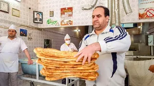 دایی حسن، نانوای محله میثم 11 سال است که طرح «نذر نان» را اجرا می کند
