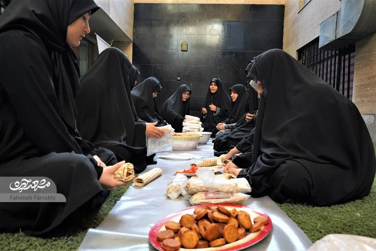 نوجوانان محله ایثار برای حافظان امنیت افطار آماده می‌کنند