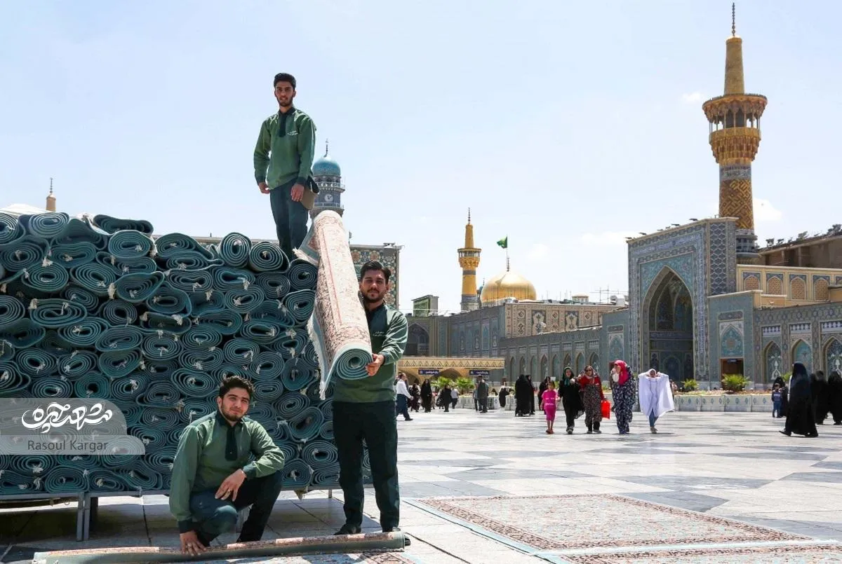 خادمان جوان هر روز صحن‌های حرم‌رضوی را فرش می‌کنند