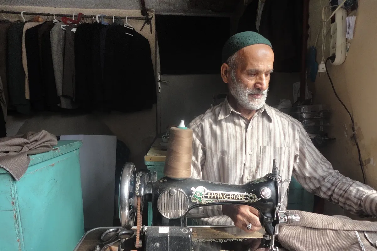 خیاط محله آبکوه دل‌ها را به هم می‌دوزد