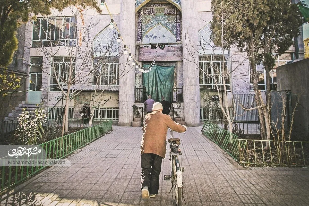 دوچرخه پای ثابت پیرمرد ۸۵ ساله‌ برای رفتن به مسجد است