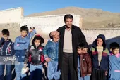 معلمی که کتابخانه و ایستگاه مطالعه به چند روستا برد