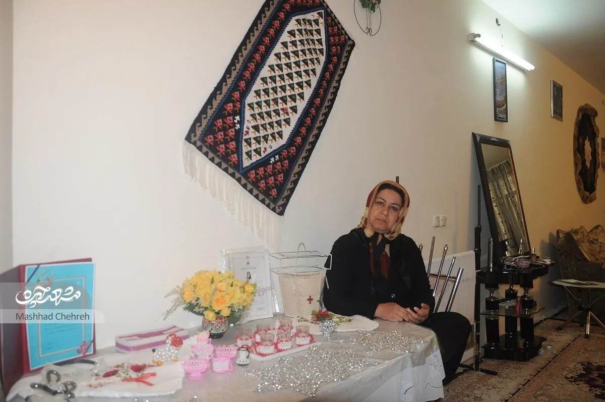 قربان صدقه گل‌های قالی می‌روم