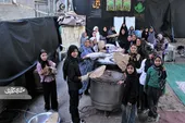 زنان محله زرکش، برای زائران رهبرشهید نان پختند