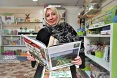 زهرا عباسی طبقه پایین خانه&zwnj;اش را کتابخانه کرده است
