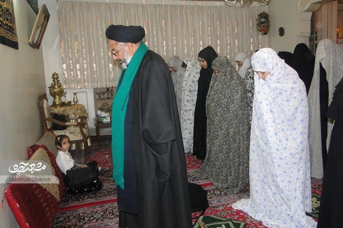 نماز جماعت و برکت روضه‌ خانگی در خانه طاهره خانم