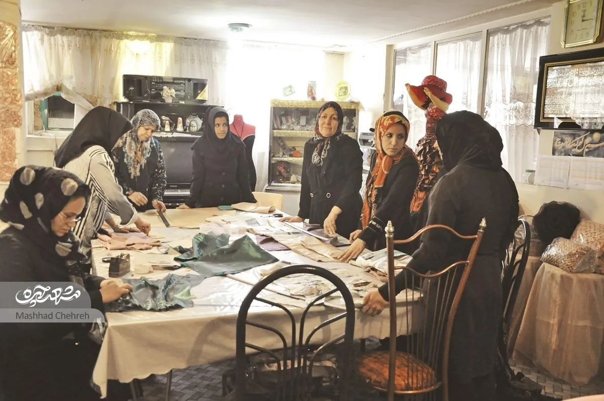 یک کارگاه هنر و دستانی که برای نیازمندان کوک می‌زنند