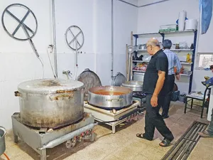 گپ و گفتی با خیران گمنامی که هر هفته برای کارتن خواب‌ها غذا می‌پزند