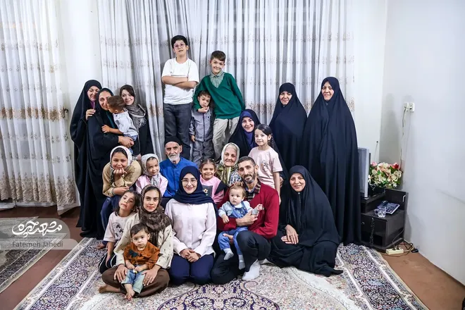 گرمای حضور چهل نوه و نتیجه در خانه حاج علی‌اکبر