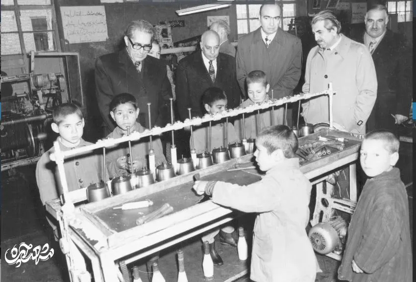 بازدید دانش‌آموزان در دوره پهلوی دوم از کارخانه نخریسی