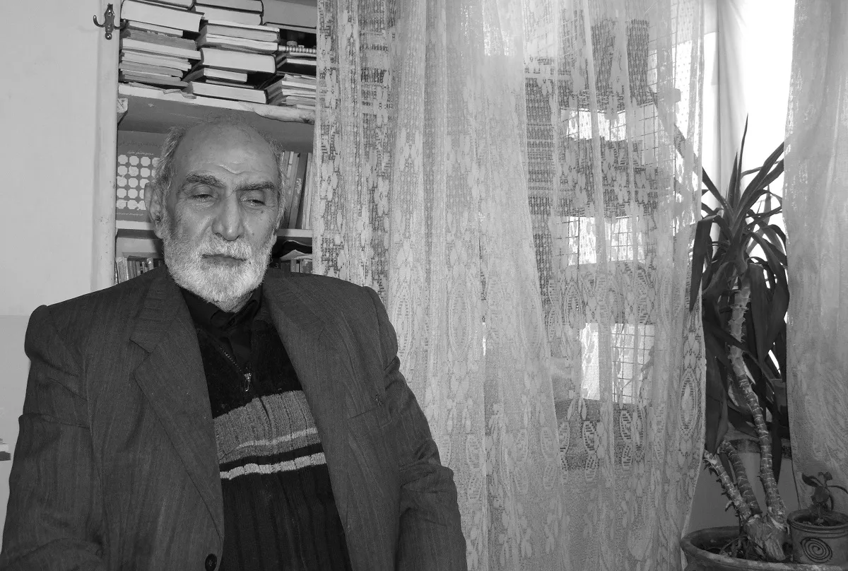 حاج محمود اکبرزاده، مداح و یار انقلابی رهبر شهید است.