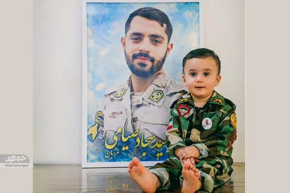 داریوش اولین‌بار لباس نظامی‌اش را در مراسم شهادت پدر پوشید