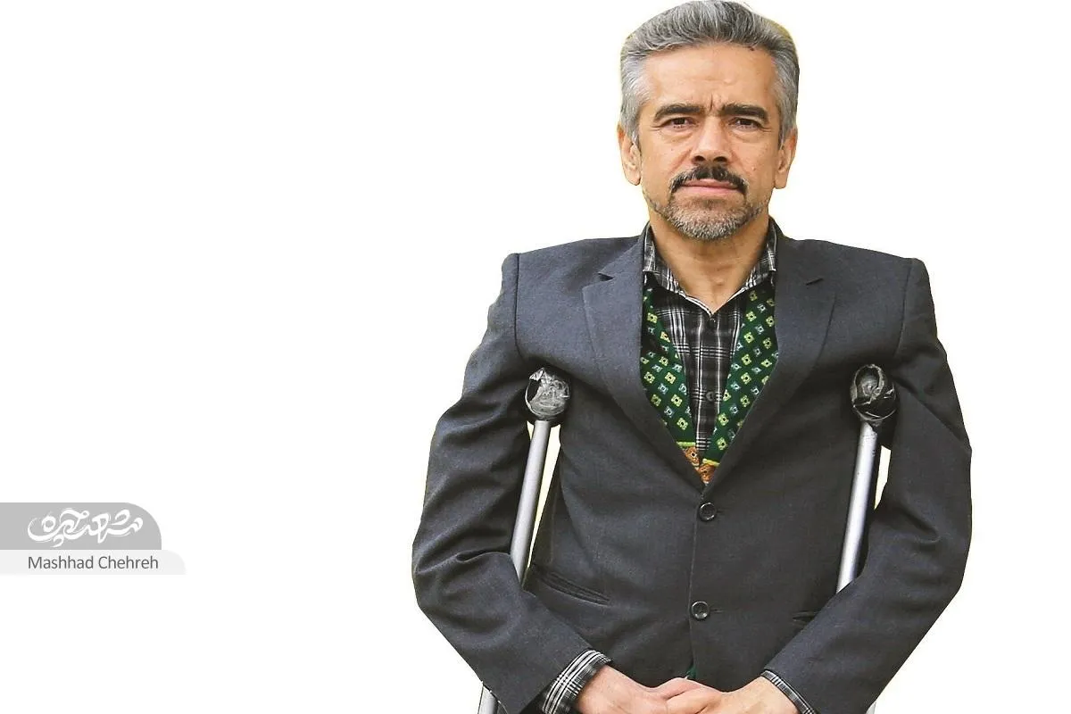 نقاش پرده‌های قهوه‌خانه، راوی داستان است